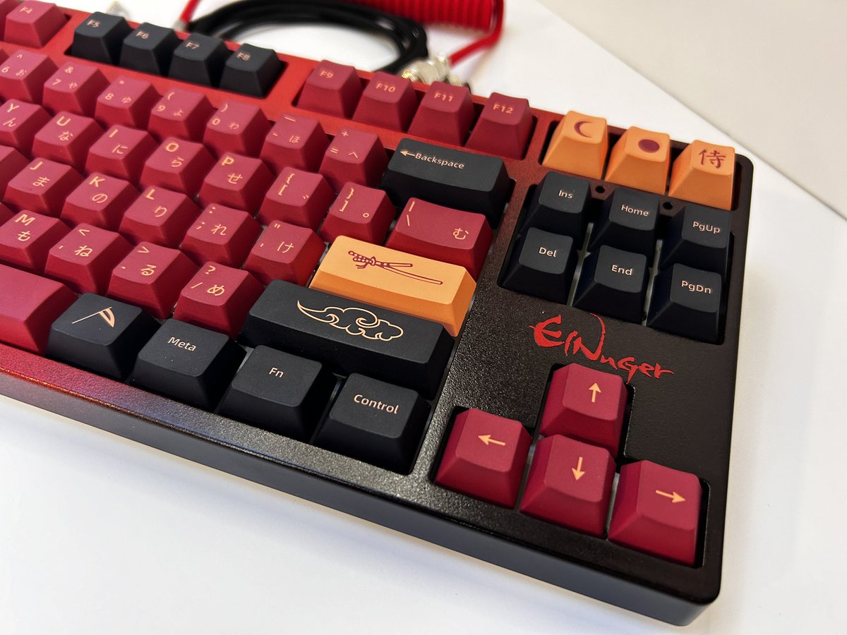 ItsJoshDesign's tweet photo. Pedazo de teclado le hemos hecho a nuestro amigo @elnuger !! Esperamos que lo disfrutes mucho 👾

#gaming #gamer #teclado #custom #keyboard #ninja #rojo #red https://t.co/W0F6lsdgPn