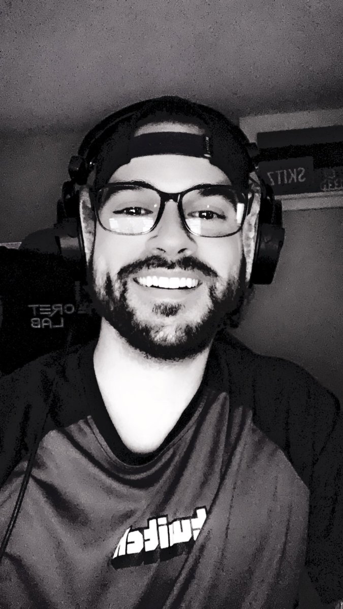 LIVE!
twitch . tv / SKITZ