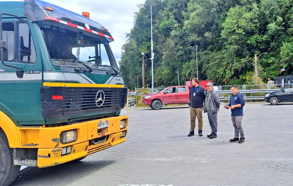 MTTAysen's tweet photo. 🛳 #AgendaMTT
📍#PuertoCisnes
SeremiTT @ZimmermannHans y @Fisca_MTT se suman a operativo de control realizado por Autoridad Marítima, Aduana y @Carab_Aysen.
🔹️Se inspecciona a bordo de la nave #Jacaf y también el transporte de carga trasladado.
#FiscalizarEsCuidar https://t.co/R8QJ40LjQd