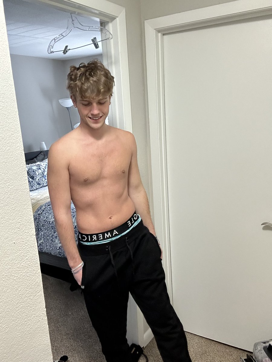 boycrazyOF's tweet image. Happy hump day🫣