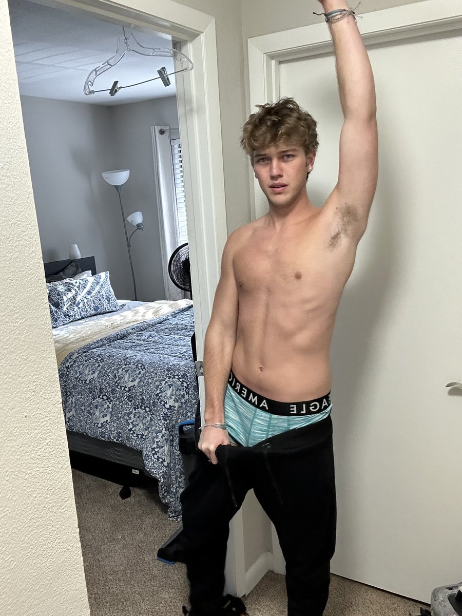 boycrazyOF's tweet image. Happy hump day🫣