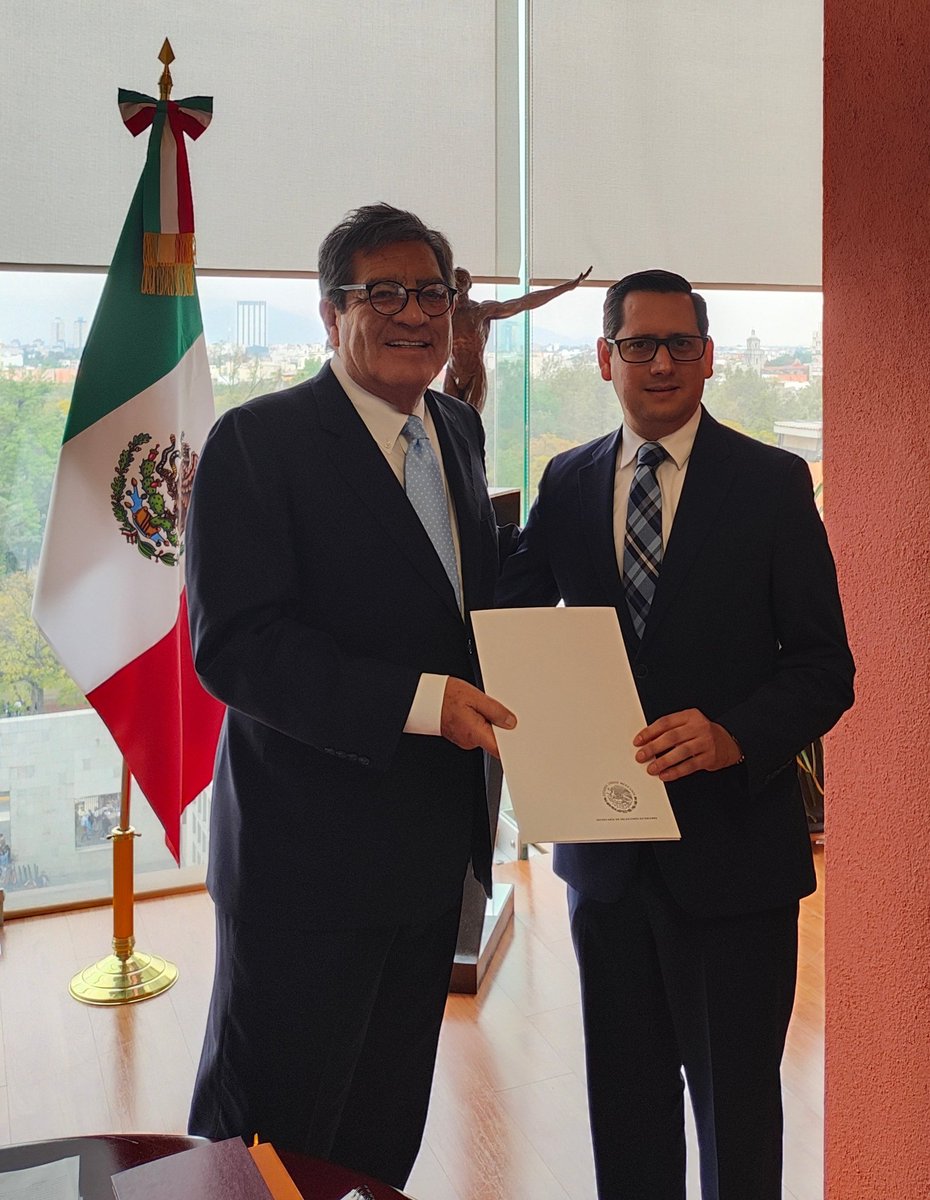 urielpineda3's tweet photo. Hoy me fue entregada mi carta de naturalización como ciudadano mexicano tras el despojo arbitrario que hiciera el régimen #ORMU de mi nacionalidad nicaragüense en febrero 2023. Gracias México. @SRE_mx @lopezobrador_ @AristeguiOnline @El_Universal_Mx @laprensa @cefeche https://t.co/OqVCar56eE