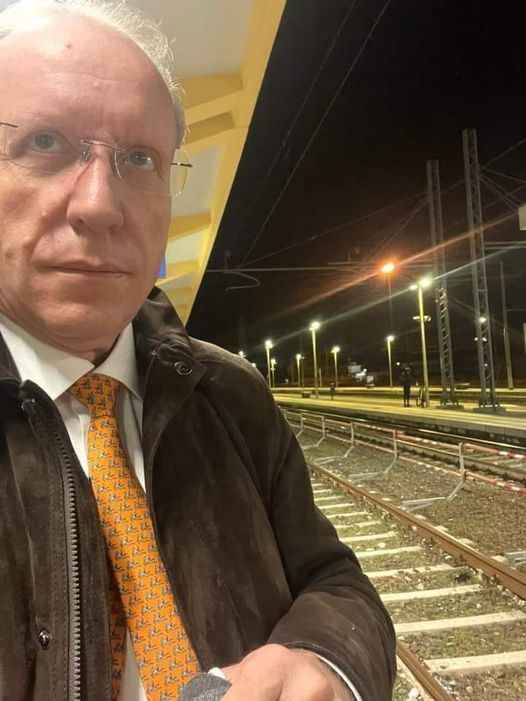 pierpi13's tweet photo. Faccio colazione al bar della stazione  in attesa del treno delle 6:00,quando sento un ragazzo chiedere al barista:“scusi,quanto costa un cornetto”?
Difficilmente si sente chiedere il prezzo del cornetto o del caffè al bar Per cui osservo il ragazzo e noto che è come se si facesse i conti.Dopo un po’ chiede un cornetto Ma nient’altro.Esce dal bar  lo seguo  noto che dopo pochi metri si ferma appoggiandosi al muro della stazione ,Il mio treno non era ancora arrivato  il suo regionale era quasi pronto per la partenza.Mi avvicino parlando banalmente del tempo del vento,per poi chiedergli“com’era il cornetto?”E lui: “non era male,Come mai me lo chiede?”.Uso la massima accortezza “per curiosità
a me non è piaciuto tanto,Comunque non ho ancora preso il caffè  Le va di prenderlo insieme?”Mi guarda incuriosito “certo,grazie è molto gentile ma ho solo 10 minuti poi devo prendere il treno assolutamente,oggi è il mio primo giorno di lavoro”
Rientriamo nel bar e gli dico “senta non le va un cappuccino”?Accetta.Consumiamo e subito torniamo verso i https://t.co/1UCtpFsgmM ragazzo si ferma,sguardo triste voce bassa,“lo so che ha capito E la ringrazio perché non me l’ha fatto pesare.Oggi inizio a lavorare e non è il lavoro che mi aspettavo Ma io non posso più pesare sulla mia famiglia Perché i miei non ce la fanno più,Ho sempre poche monete in tasca ma ora a fine mese finalmente potrò anche io portare qualcosa a casa’’.Ancora grazie per il cappuccino e soprattutto per il garbo,Non sono cose scontate”mi saluta e corre a prendere il suo treno,Il mio arriva quasi subito.Parto con un senso di tristezza,immaginando quanta gente ogni giorno non possa permettersi nemmeno un cappuccino al bar, a quando questo succede a un ragazzo la tristezza diventa angoscia,Non è giusto!!!
Franco Laratta