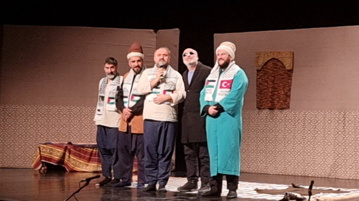 zilebaslaynbisi's tweet photo. Bu akşam #ZiyafetSofrası na davetliydik. Davet için @AvareseyyaH teşekkürler. ⚘️
Bu güzel tiyatro bizleri hem düşündürdü hem keyif aldırdı.  Ziyafet Sofrasını bizlere sunan ve emeği geçen herkese teşekkürler. Yüreğinize sağlık. 🤩  @ottomandogan ⚘️ https://t.co/F0iriN4GxQ