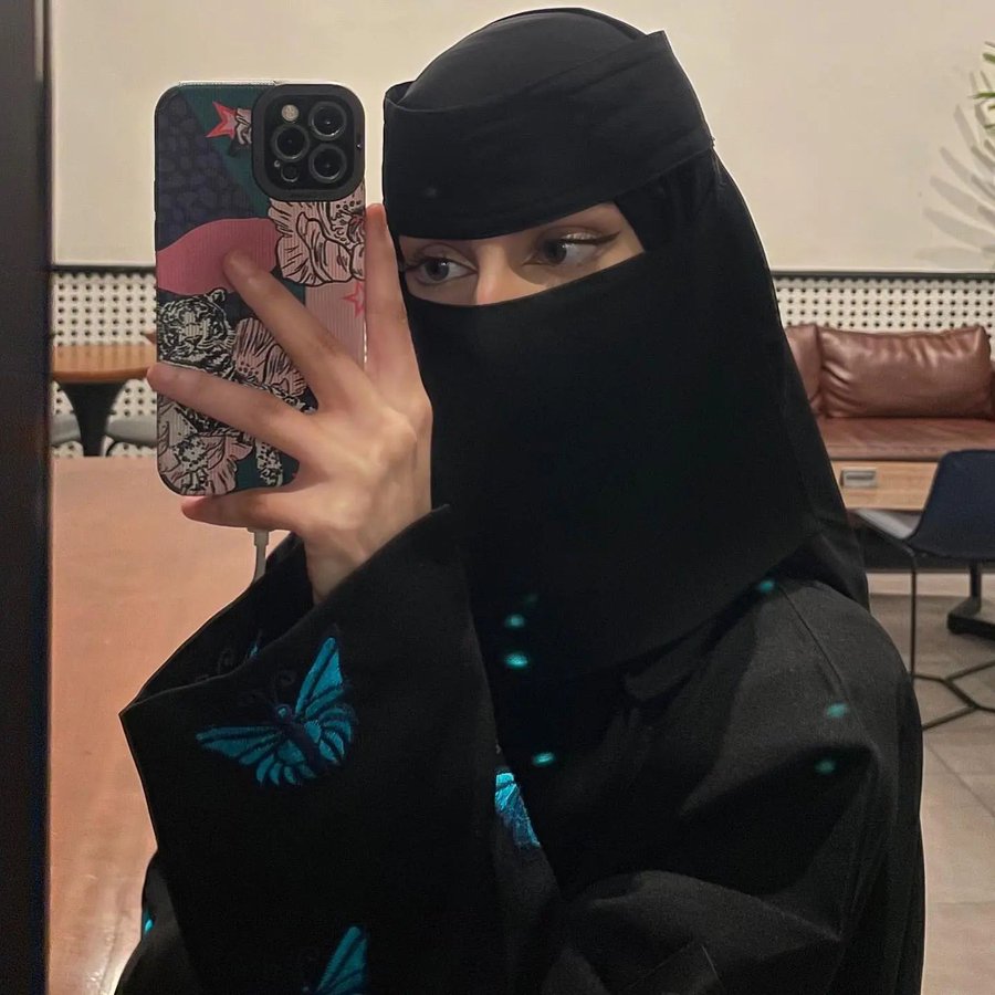 عندي مساحه فارغه بقلبي 
وش ازرع فيها 😂 😚😚