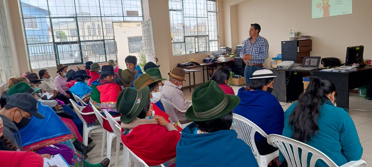 #Chimborazo | 37 mujeres beneficiarias del Bono de Desarrollo Humano reciben una capacitación en educación financiera por parte del personal técnico del #MIES, previo a la obtención del Crédito de Desarrollo Humano. Con esta ayuda monetaria fortalecerán sus microemprendimientos.