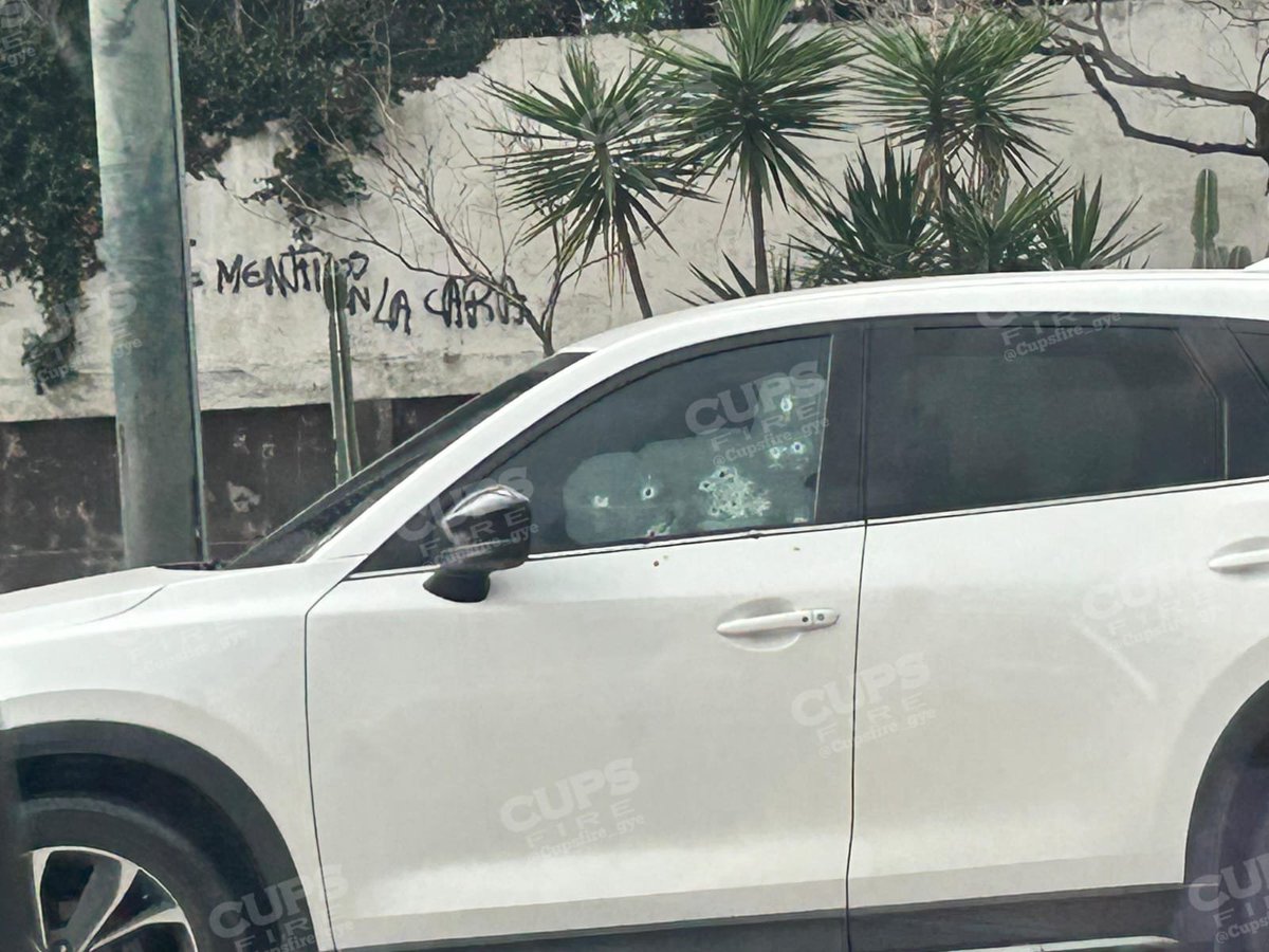 #Ecuador| El fiscal César Suárez, quien llevaba el caso de terrorismo, tras el asalto a un canal de televisión, fue asesinado esta tarde, en Guayaquil. La noticia fue confirmada por <a href="/PoliciaEcuador/">Policía Ecuador</a>. Suárez también llevó casos de corrupción hospitalaria en el IESS. <a href="/teleSURtv/">teleSUR TV</a>