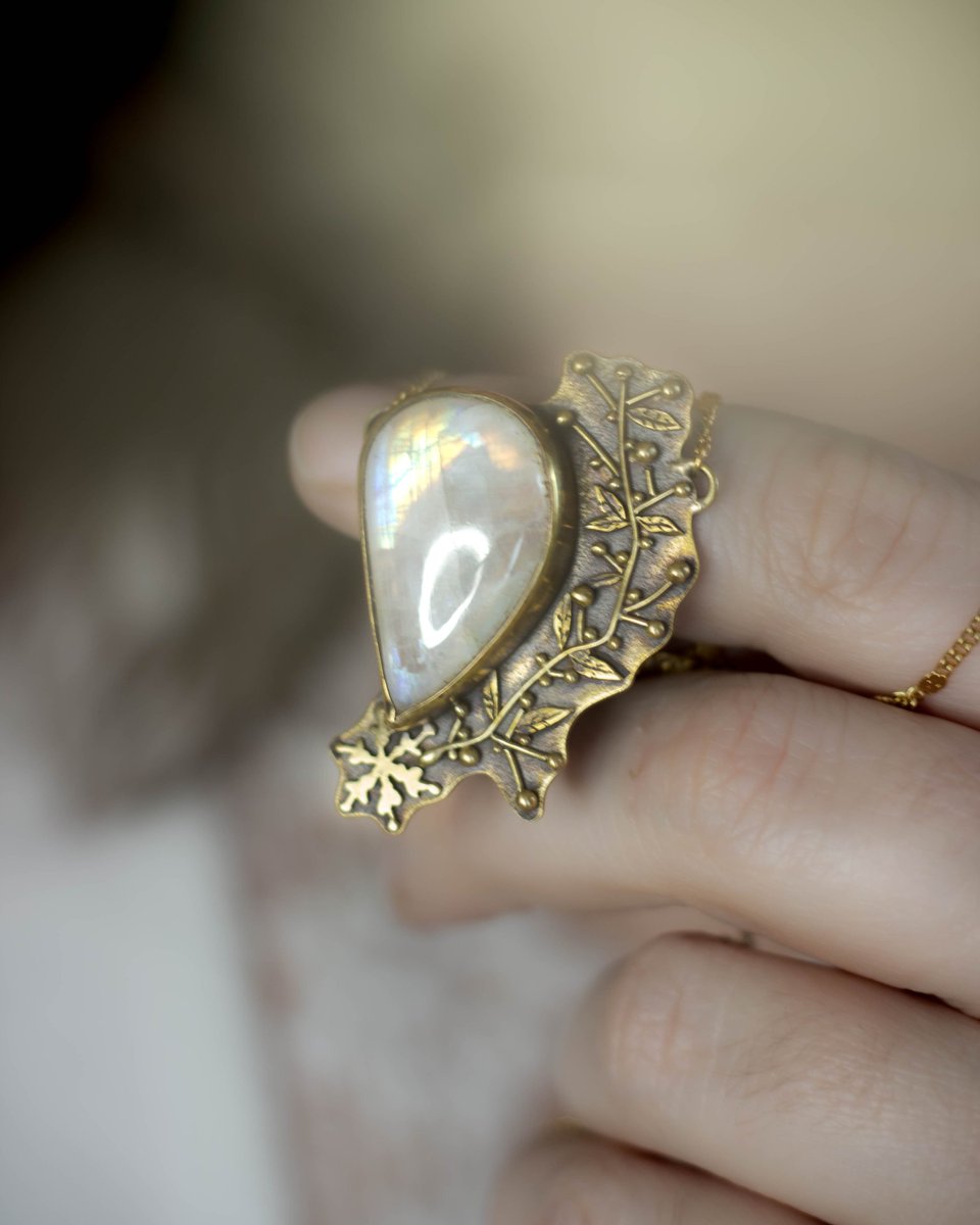 Comme promis ce soir je vous dévoile la première pièce unique de la prochaine collection. ✨
Ce bijou se nomme "Virevoltant" en clin d'œil aux doux flocons. 🌬️
La collection ~ Tendres frimas ~ sortira dimanche 28 janvier à 20h > bit.ly/Échoppe
Ce bijou vous plaît ?☺️