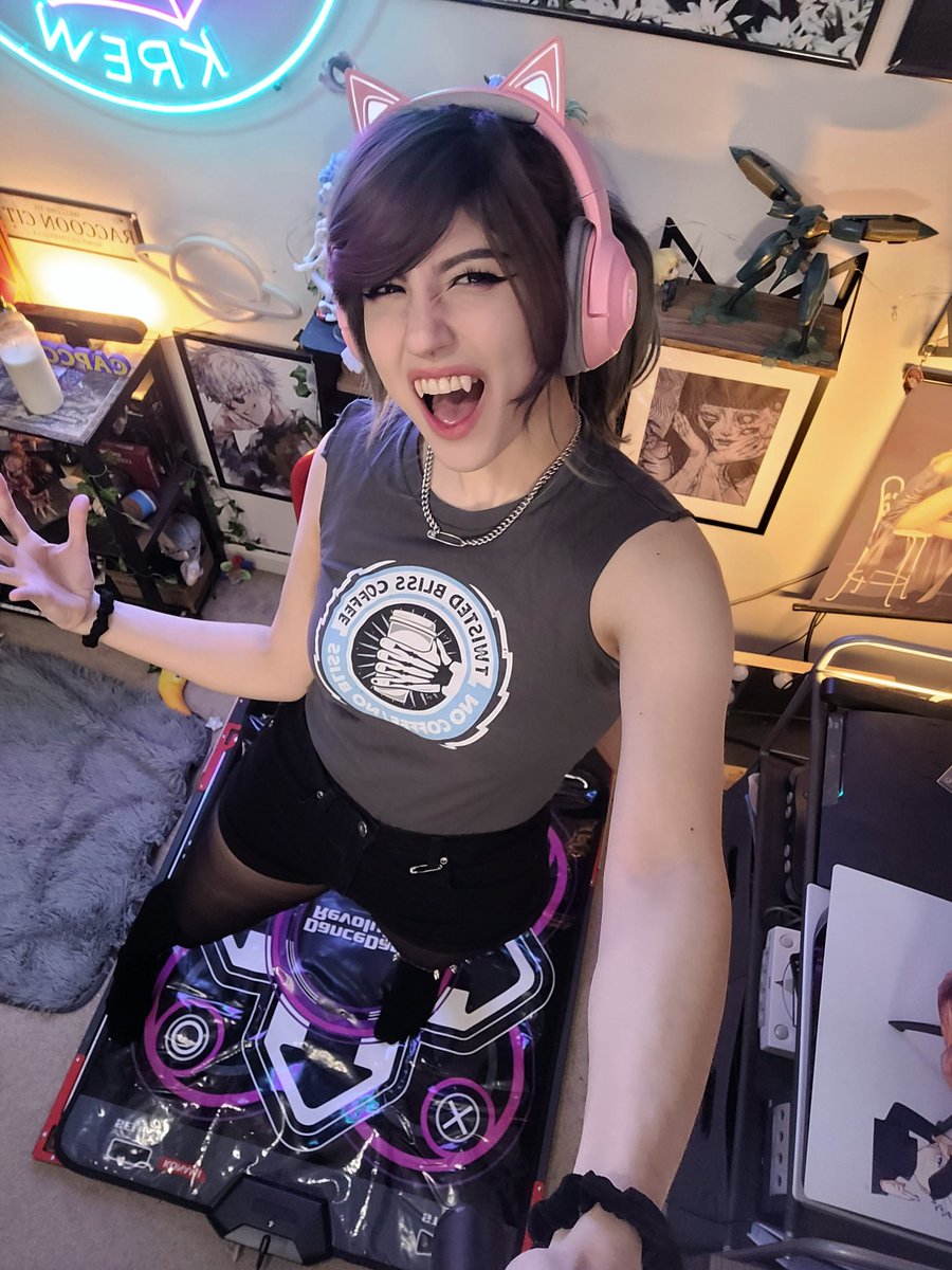 RealKittyRawr's tweet photo. Super Mario World on the DANCE PAD finaleeee. Longest run ever but I may finally be able to do it....

 🍄 https://t.co/D27O3Q3cSJ 🍄 https://t.co/OdlijPzLXl