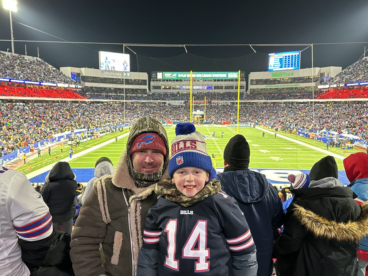 AdamRobinett's tweet image. That was us! What an amazing trip. Thank you to the #BillsMafia for being so great to us. #GoBills @BuffaloBills