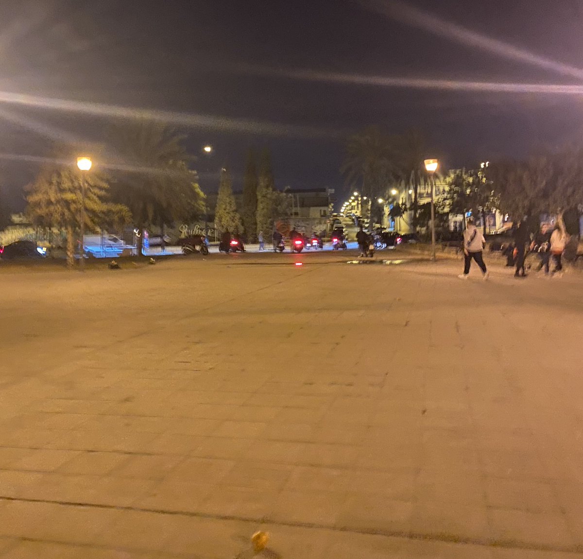 _FernandoMusica's tweet photo. Obligan a una gran parte de músicos en mitad de su ensayo a retirar sus motos de una zona que, ni molesta a nada ni a nadie.  

VERGONZOSO. @malaga https://t.co/PO85BcY8DN