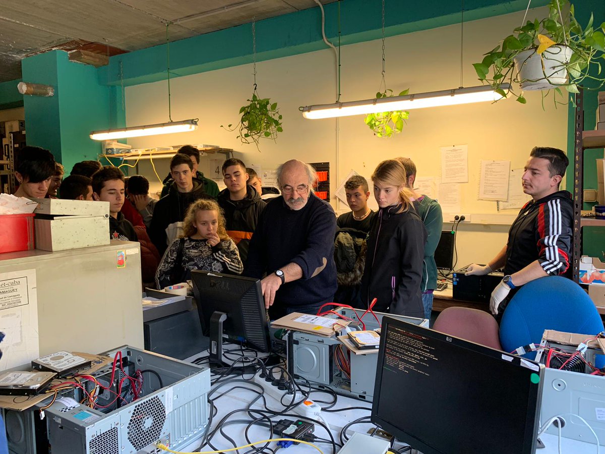 Basándose en la jerarquía de residuos, la administración debería orientar sus esfuerzos a: 1) la prevención de residuos, 2) la #reutilización y las actividades de preparación para la reutilización por delante del #reciclado y 3) la distribución de la financiación en consecuencia.