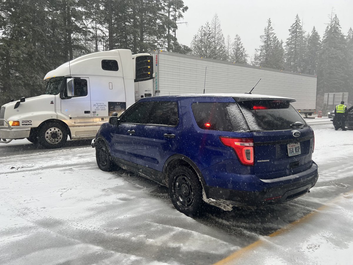 wspd2pio's tweet photo. The @wastatepatrol motors detachment tucked away their bikes and are handling #Closures and #ChainEnforcement today. https://t.co/4cdNx7eiXl