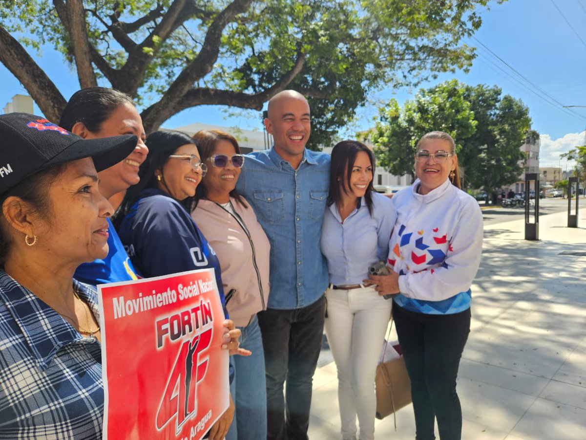 Desde el @TeatroOperaMcy el Movimiento de Educadores De Aragua presentes el encuentro de Movimientos Sociales del @CongresoNueva acompañando a nuestro camarada @HectoRodriguez y nuestra Gob. @Soykarinacarpio #AvanzamosParaVencer @dcabellor @PartidoPSUV @ramolinap