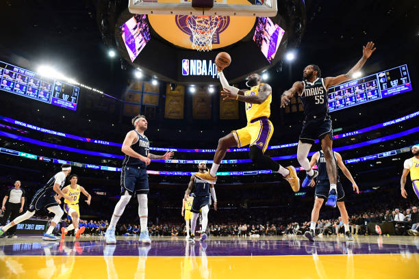 shendy456's tweet photo. LeBron has now scored 10+ points in 1189 consecutive games.

Only 49 players in NBA history have played that many games.

LeBron's streak has lasted longer than the careers of 99% of all NBA players. https://t.co/ANPyOy2jrX