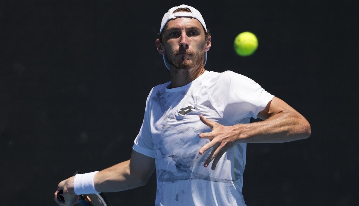 ivabianconero's tweet image. ¿Se viene otra sorpresa?🤔

Lukas Klein 🇸🇰 está a un set del triunfo y aventaja a Alexander Zverev🇩🇪 por dos sets a uno.

📊El alemán ha ganado 9 partidos en Grand Slam cuando tiene una desventaja así.

🔙La última vez fue en el #AusOpen ante Juan Pablo Varillas.