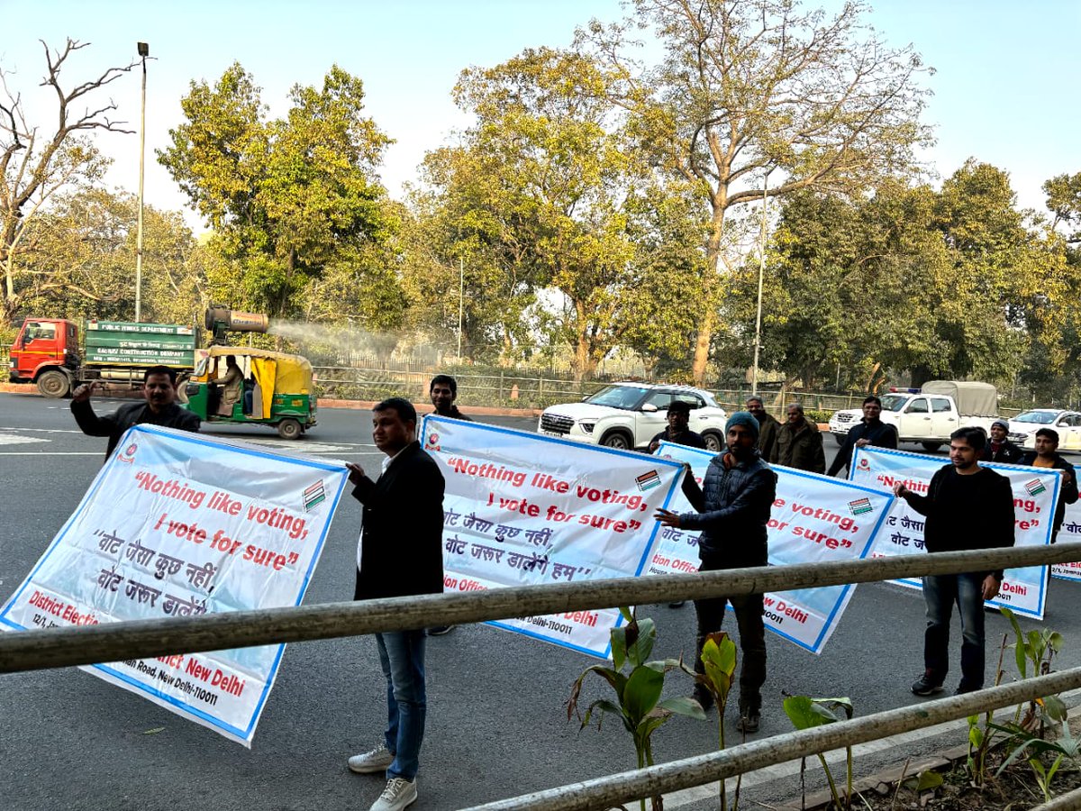 SVEEP rally at India Gate, outer circle by District Election Office, New Delhi for spreading awareness about polling. @LtGovDelhi @CeodelhiOffice @SantoshRai_IAS