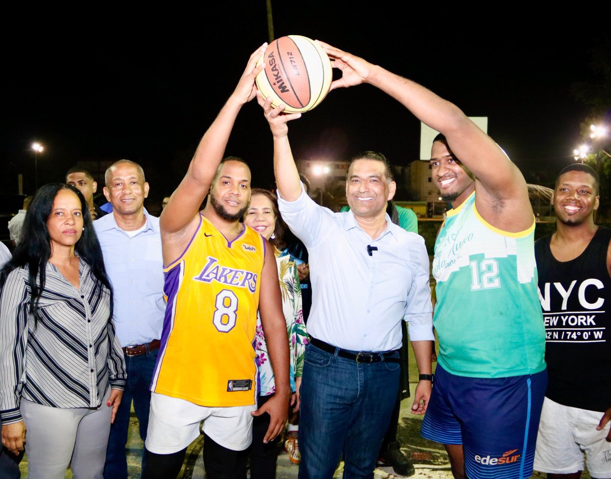 JuventudAlberto's tweet photo. Encuentro deportivo en Invivienda junto a nuestro próximo alcalde de #SDE @AlbertoTejeda_. 

¡Un líder que siempre está presente en el deporte!

#LuisAlbertoSDE⭐️
#ungerentepaqueresuelva💜 https://t.co/sgv6UA8N3w