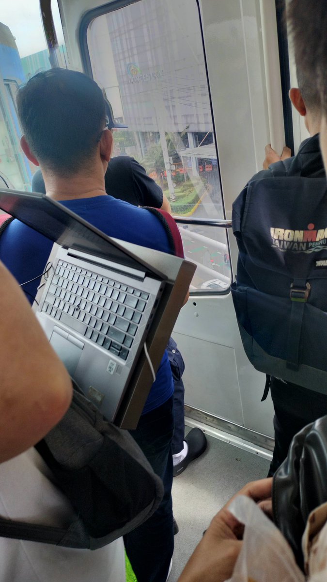 redcatastrophe's tweet photo. :Saan ka? 
:OTW na. May synch lec lang https://t.co/R9d3dSXE6l