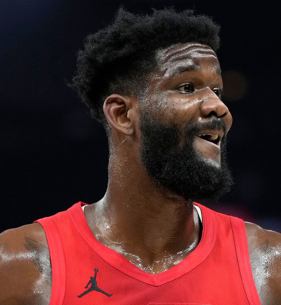 TheDunkCentral's tweet photo. Deandre Ayton is out tonight due to being stuck at home because of the sheets of ice in his neighborhood, per @CHold https://t.co/dbBA9Betpg