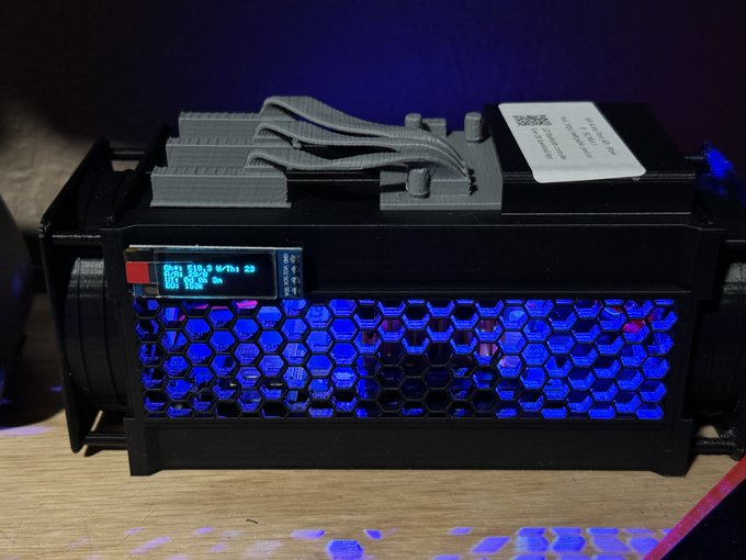 schulzgs's tweet photo. #TheBitaxeChallenge
Setup was a breeze. Still working on getting the Noctua fan to work. @DCentralTech https://t.co/KOEIibsg3O