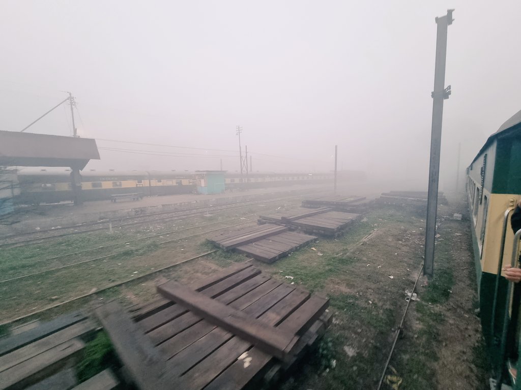 nonstopeurotrip's tweet photo. This morning it's my first train in #Pakistan 🇵🇰 The 07:00 Subak Raftar from #Lahore to #Rawalpindi in the top tier AC Parlour Class 💺 This 5 hour journey costs €6 and it's very comfortable! 😁 VERY foggy this morning though ☁️ #NonstopEurotrip https://t.co/pAyyvEP9qk