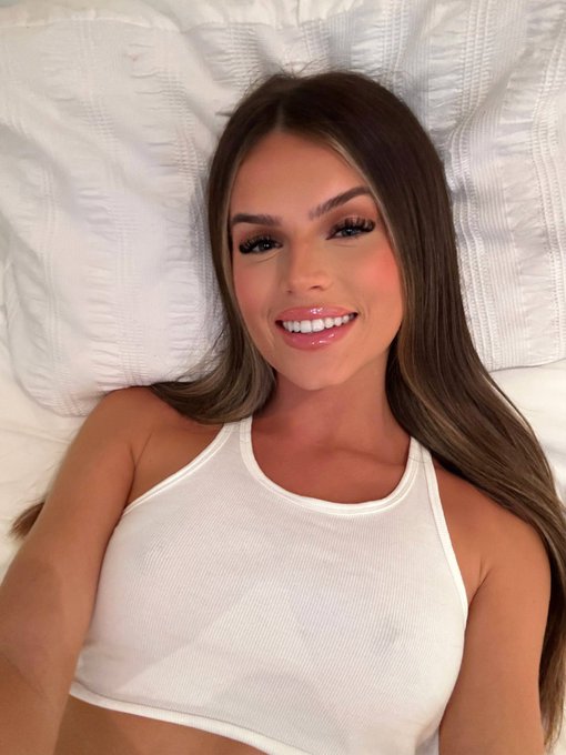 Watch Zara Hedges's leaked NSFW photo on TwXstars