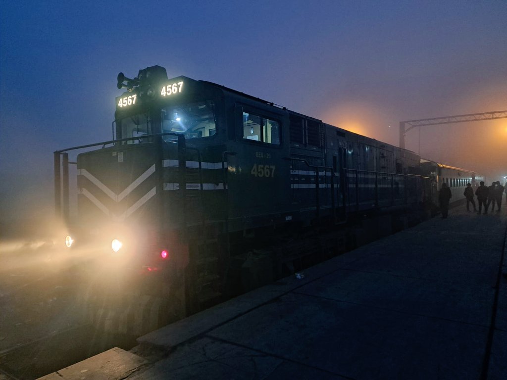 nonstopeurotrip's tweet photo. This morning it's my first train in #Pakistan 🇵🇰 The 07:00 Subak Raftar from #Lahore to #Rawalpindi in the top tier AC Parlour Class 💺 This 5 hour journey costs €6 and it's very comfortable! 😁 VERY foggy this morning though ☁️ #NonstopEurotrip https://t.co/pAyyvEP9qk