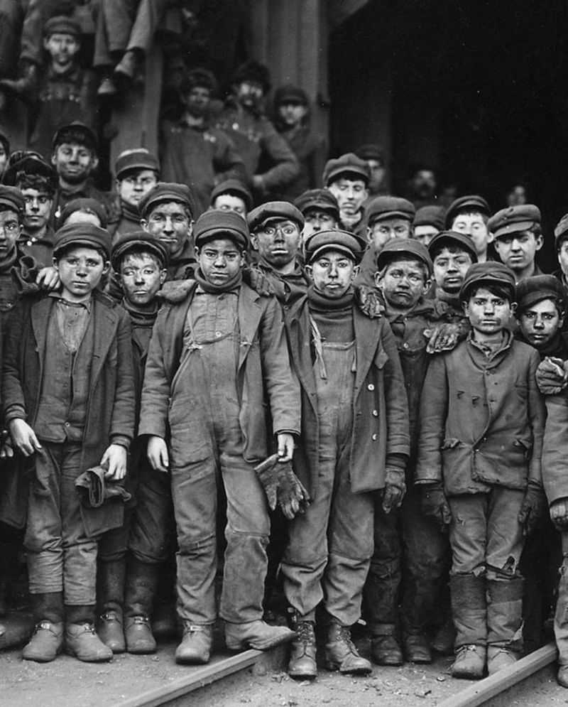 williecolon's tweet photo. Por un momento, imagina que naciste en 1900. Cuando tienes 14 años, comienza la Primera Guerra Mundial y termina cuando cumples 18 años con 22 millones de personas muertas. Más adelante ese mismo año, una epidemia de gripe española azota el planeta y dura hasta los 20 años. Cincuenta millones de personas mueren a causa de ella en esos dos años. Sí, 50 millones.

Cuando tienes 29 años, comienza la Gran Depresión. El desempleo alcanza el 25%, el PIB mundial cae un 27%. Eso dura hasta los 33 años. El país casi colapsa junto con la economía mundial. Cuando cumples 39 años, comienza la Segunda Guerra Mundial. Ni siquiera has superado la colina todavía.

Cuando tienes 41 años, Estados Unidos está de lleno en la Segunda Guerra Mundial. Entre los 39 y los 45 años, 75 millones de personas mueren en la guerra y el Holocausto mata a seis millones. A los 52 años, comienza la Guerra de Corea y cinco millones mueren.

A los 64 años comienza la Guerra de Vietnam, que no termina hasta dentro de muchos años. Cuatro millones de personas mueren en ese conflicto. Se acerca su cumpleaños número 62 y se enfrenta a la crisis de los misiles cubanos, un punto de inflexión en la Guerra Fría. La vida en nuestro planeta, tal como la conocemos, bien podría haber terminado. Grandes líderes impidieron que eso sucediera.

Cuando cumples 75 años, la guerra de Vietnam finalmente termina. Piense en todos los habitantes del planeta que nacieron en 1900. ¿Cómo se sobrevive a todo eso? En 1985, un niño no creía que su abuelo de 85 años entendiera lo difícil que era la escuela. Sin embargo, esos abuelos sobrevivieron a todo lo mencionado anteriormente.

La perspectiva es algo asombroso. Con tantas cosas sucediendo en este momento y a medida que termina 2023, intentemos mantener las cosas en perspectiva, sabiendo que superaremos todo esto. En la historia del mundo nunca ha habido una tormenta que durara para siempre. Esto también pasará. - Edward Dowd