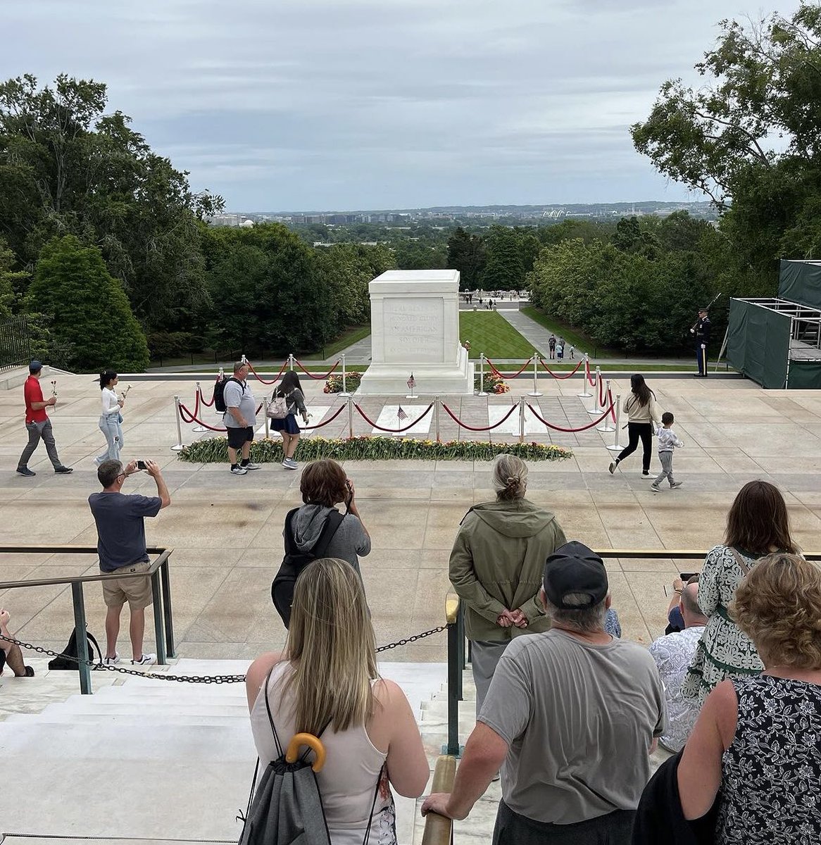 memdayflowers's tweet photo. Imagine all of these beautiful flowers laid near every single headstone in Arlington for the 2024 Memorial Day? Wouldn’t that be beautiful and so honoring. Learn more on how to connect with the Memorial Day Flower Foundation and what we need in order to make this happen✨✨ https://t.co/qC173n8xov