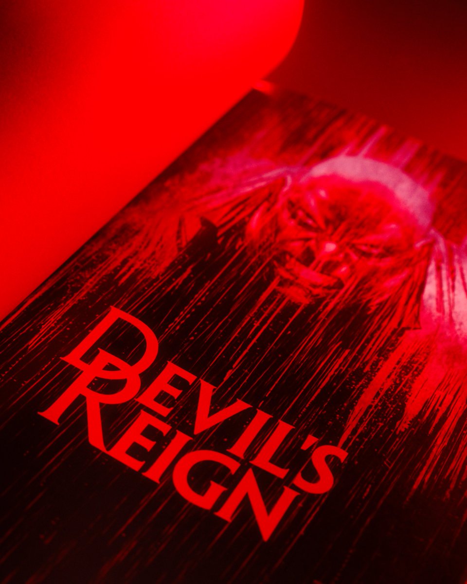 thedeluxedition's tweet image. No doubt the finest crossover Marvel has done in a long time and we finally got in Omnibus form!

Which cover did you get? Standard or DM?

#Daredevil #DevilsReign #Omnibus #MarvelComics