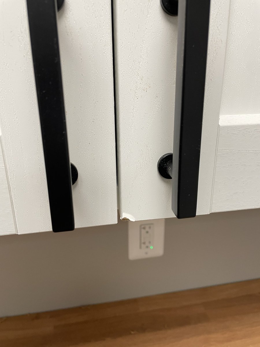 chichichangas's tweet photo. @IKEAUSA just had my ikea cabinets installed, and one of the doors came damaged. Please help https://t.co/d06Un19DYj
