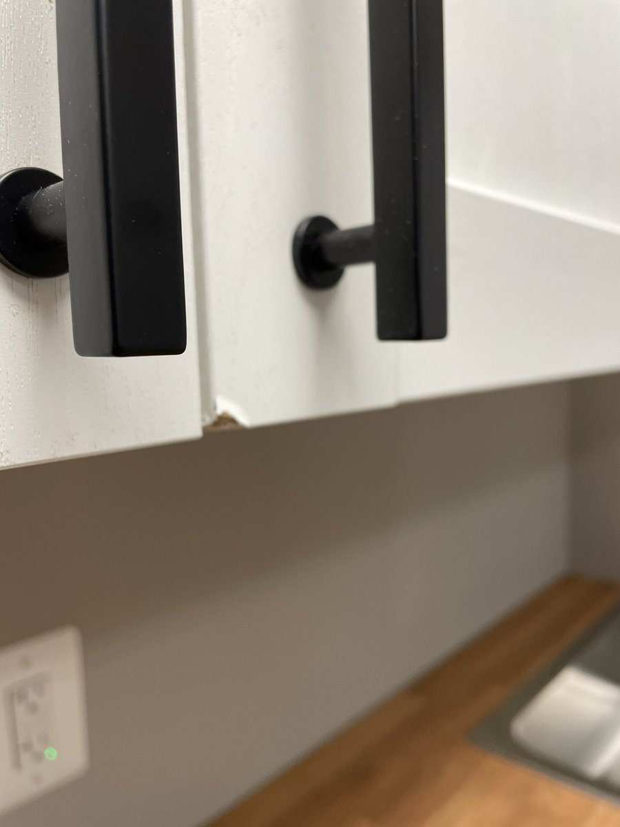 chichichangas's tweet photo. @IKEAUSA just had my ikea cabinets installed, and one of the doors came damaged. Please help https://t.co/d06Un19DYj
