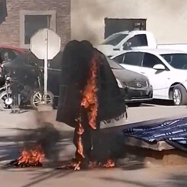 azucenau's tweet photo. Un adulto mayor, jubilado del ayuntamiento, se prendió fuego frente a Palacio Municipal de Huatabampo, Sonora, para protestar ante la falta de pago de aguinaldo y prestaciones https://t.co/tMARyf3cD1