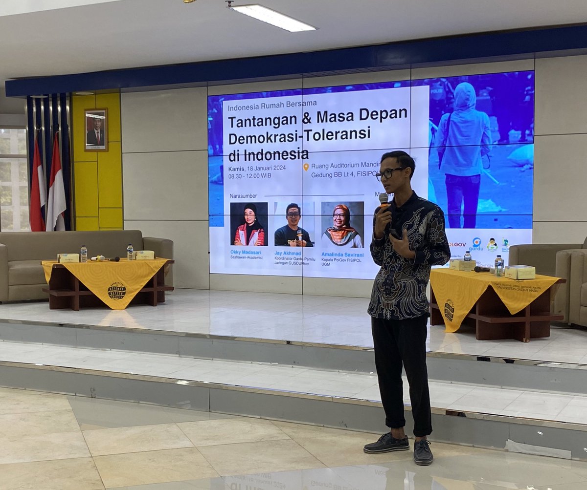 “Membicarakan demokrasi bukan hanya tentang kebebasan, tapi juga keadilan dan kesamaan hak di mata hukum.” Sambutan perwakilan panitia <a href="/WasilMustofa/">awmustofa</a> dari <a href="/santriGD/">Santri Gus Dur</a> 🥳🥳