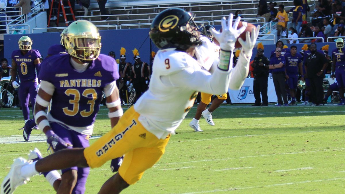 ZyreColar's tweet image. I’m blessed &amp;amp; honored to receive an offer from @GSUFootball01
Thank you @CoachRollins6  #RestoreTheOrder 🖤💛
@4thQtMentality @JSHS_FB @CCPaul0304 @4thQuarterM7v7

@adamgorney @SWiltfong247 @ChadSimmons_ @GabyUrrutia247 @CoachReedLive @DemetricDWarren @Jeff_XOS @FormuLA_Scout