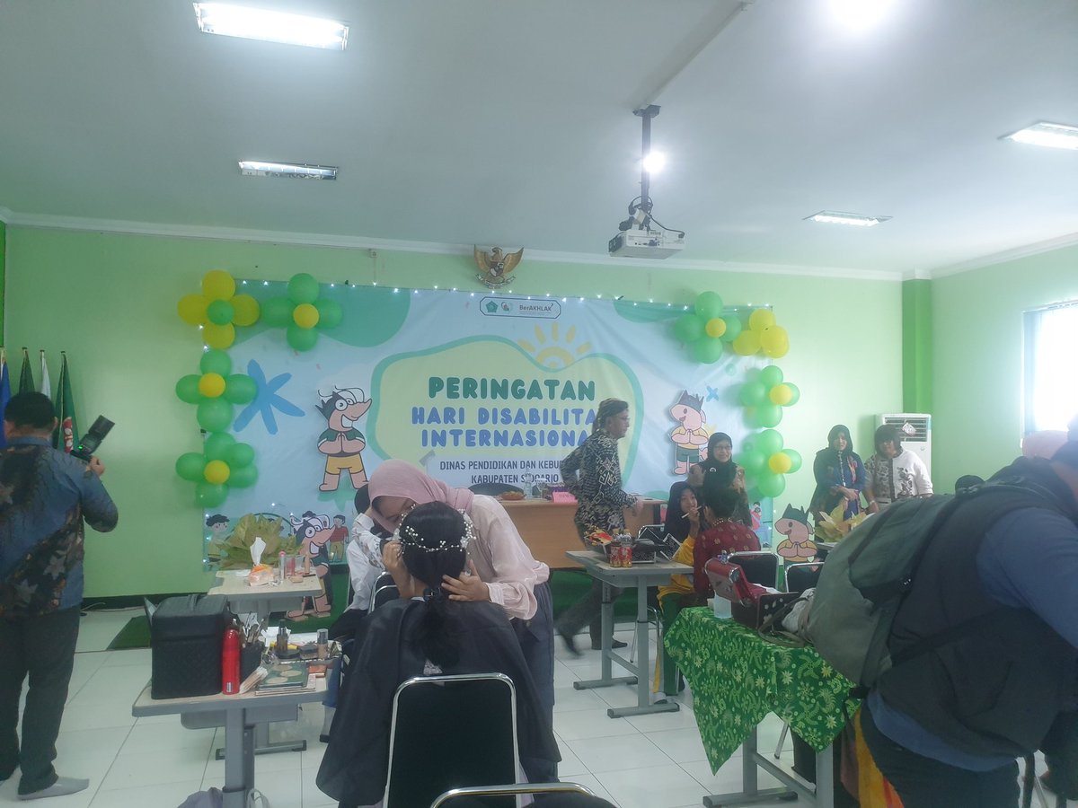 Sangat terharu melihat anak2 disabilitas di Kabupaten Sidoarjo Jatim mengikuti lomba merias dlm rangka peringatan ht disabilitas Nasional. Mrk sangat percaya diri dan seperti profesional layaknya dlm merias kawannya. Walaupun antar mereka menggunakan bahasa isyarat. Subhanallah
