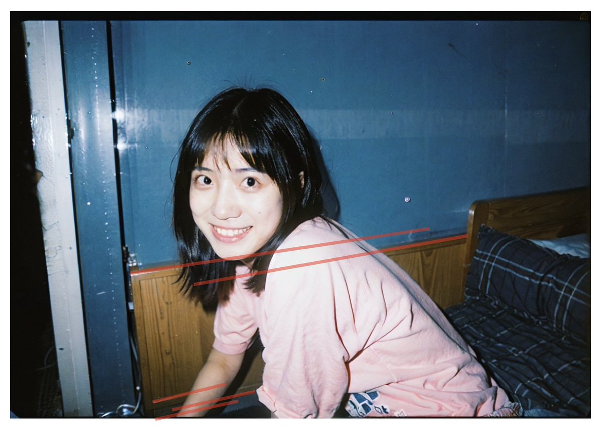 yongyuanxi's tweet photo. 「ぱっと見AIだとわからない画像の見破り方」

AI画像生成は３D幾何学的な理解を苦手とするのでこんな感じに障害物の裏で続いてるはずの線を書くと矛盾が生じているのが一目で分かる。実はRANSACとハフ変換といった学部レベルのコンピュータビジョン技術である程度自動的に見破れる！ https://t.co/5IN56VBGct