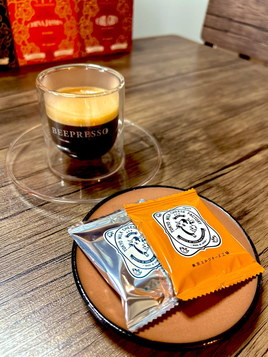 NAMI36759670's tweet photo. アロマエステの
お客様が来る前に

換気して

ちょっと休憩☕️

娘からの東京土産(*¯ч¯*)'' ŧ‹”ŧ‹”

明日から今度は私が東京だ☺️
お土産何にしようかなぁ🧐

東京土産これ！って
おすすめあったら
教えて☺️

#ﾌﾟﾗﾝﾋﾞｰ
#BEEPRESSO
#PIAZZA https://t.co/4pBlmJjy2j
