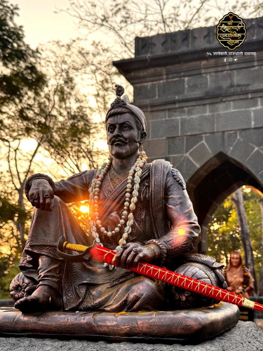 या किरणांचा हात धरु दे,
काळोखाची रात सरुदे....♥️🚩

#राजा_रायरीचा
#श्रीशंभूछत्रपतीराज्याभिषेकसोहळा
#राजधानीरायगड