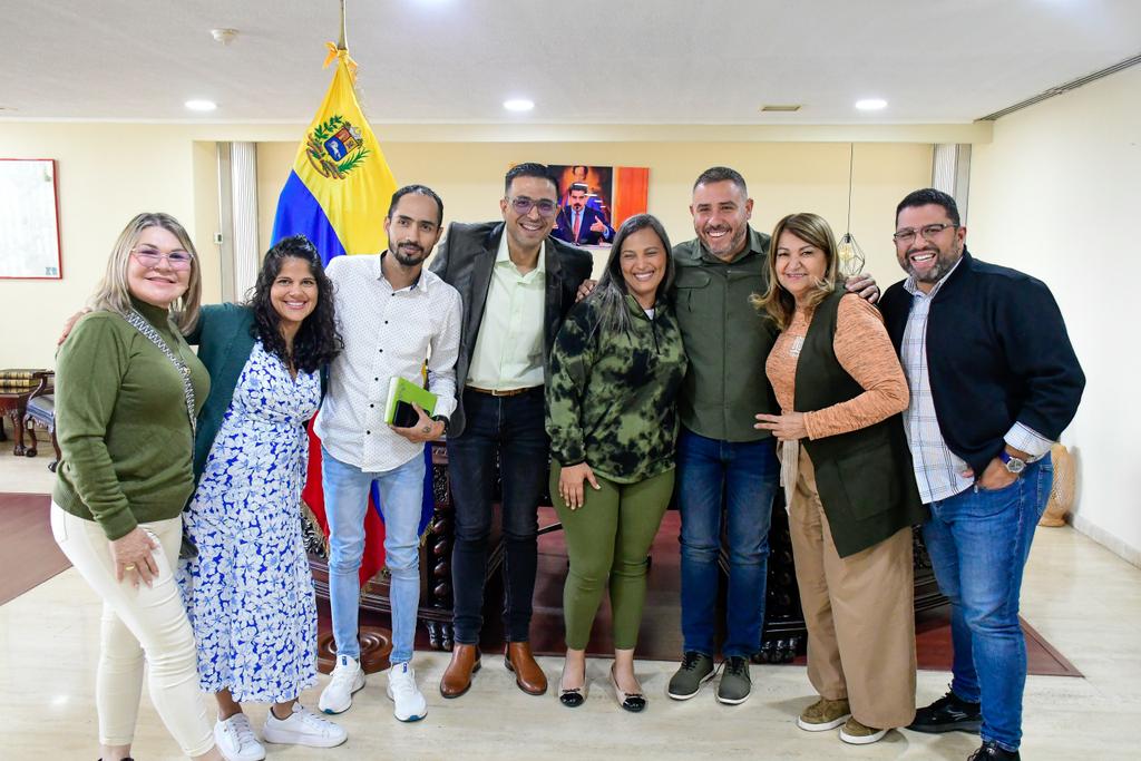 Yelitze Santaella (@_laavanzadora) on Twitter photo Muy productivo encuentro con el gobernador <a href="/luismarcanos/">Luis Marcano</a>. Nuestros equipos trabajan de manera articulada para avanzar en alianzas estratégicas y seguir estrechando lazos en materia educativa en el estado Anzoátegui.
<a href="/NicolasMaduro/">Nicolás Maduro</a>
<a href="/MPPEDUCACION/">MPPEDUCACION</a> Muy productivo encuentro con el gobernador <a href="/luismarcanos/">Luis Marcano</a>. Nuestros equipos trabajan de manera articulada para avanzar en alianzas estratégicas y seguir estrechando lazos en materia educativa en el estado Anzoátegui.
<a href="/NicolasMaduro/">Nicolás Maduro</a>
<a href="/MPPEDUCACION/">MPPEDUCACION</a>
