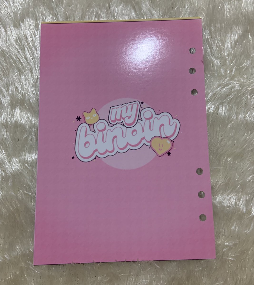 feedback positivo mais uma vez pra <a href="/1992stdio/">1992 studio - pedidos temporariamente fechados</a> por ter feito a capinha mais linda que o meu binder poderia ter! muito obrigada por todo o cuidado, ficou tudo imensamente melhor do que eu tinha imaginado. ♡🎀🐈