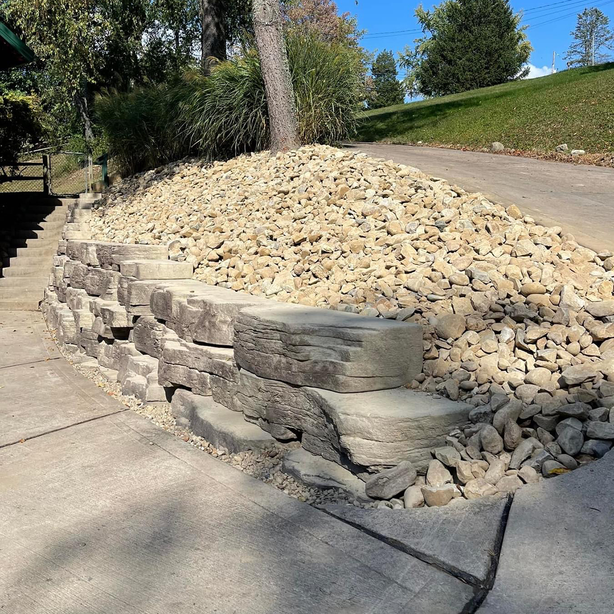 RILampus's tweet photo. This @Rosetta_Hscapes Outcropping Mountain Rustic wall was a major upgrade. Check out the before and after shots!
📸 Cargan Industries
#rosettahardscapes #carganindustries #outcropping #retainingwall #srw #drivewaywall #hardscaping #lampus #rilampus https://t.co/dcfz3JNTzk