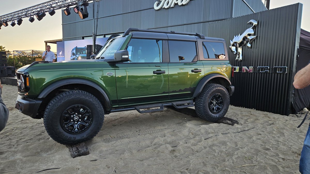 minutomotor's tweet photo. [AHORA] Martín Galdeano encabeza el lanzamiento del nuevo Ford Bronco, en su flamante cargo de presidente de la marca en Sudamédica
#ford
#suv
#bronco https://t.co/LqgJoqrcI7