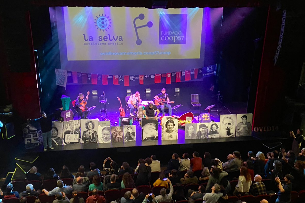“Vostra raó es va desfent, la nostra és força creixent” 🤍Els <a href="/Ovidi_4/">Ovidi4 {No se’n va, és qui torna}</a> eixamplen el cor! Gràcies pel petit oasi de música i poesia d’avui al vespre.

👉Concert solidari per a la pel•lícula de Jana Montllor sobre el seu pare.💥Campanya de micromecenatge oberta!