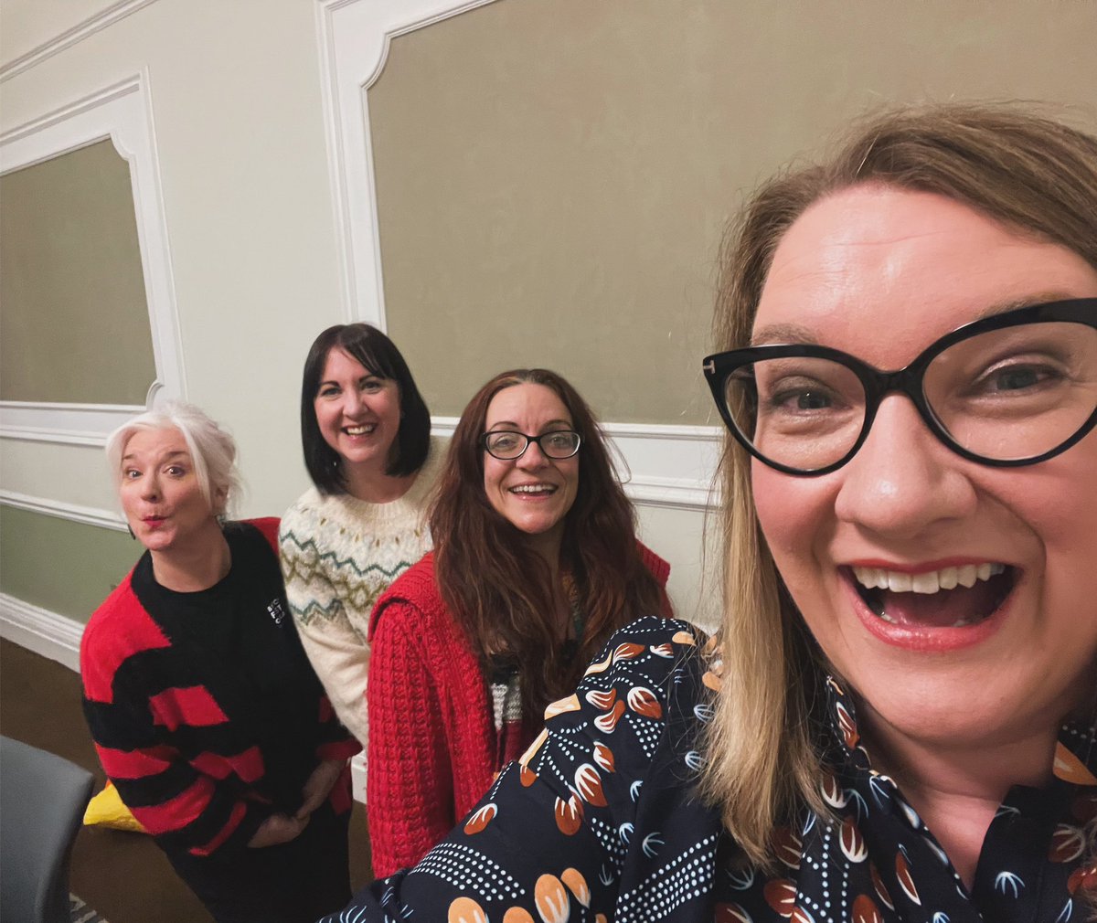 Brilliant crowd in Huddersfield tonight. Thanks for coming if you did. My ace support was @LouConran (own tour show tickets thelbt.org/what-s-on/come…). Mugs etc via the shop page of my website and my podcast is @StandardIssueUK. Thanks for donating to @samaritans too.