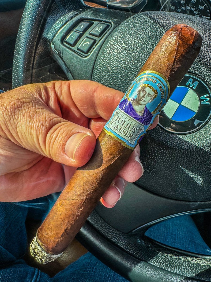 stogiedad's tweet photo. A #DiamondCrown #JuliusCeasar for the trek back to Atlanta.  @JCNewmanCigars #nowsmoking #CigarLife https://t.co/l5vh9jAfrn
