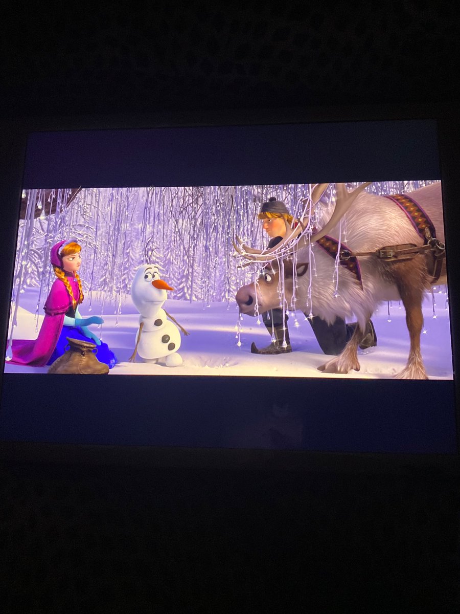 chicos me estoy viendo la sociedad de la nieve, la recomiendo mucho