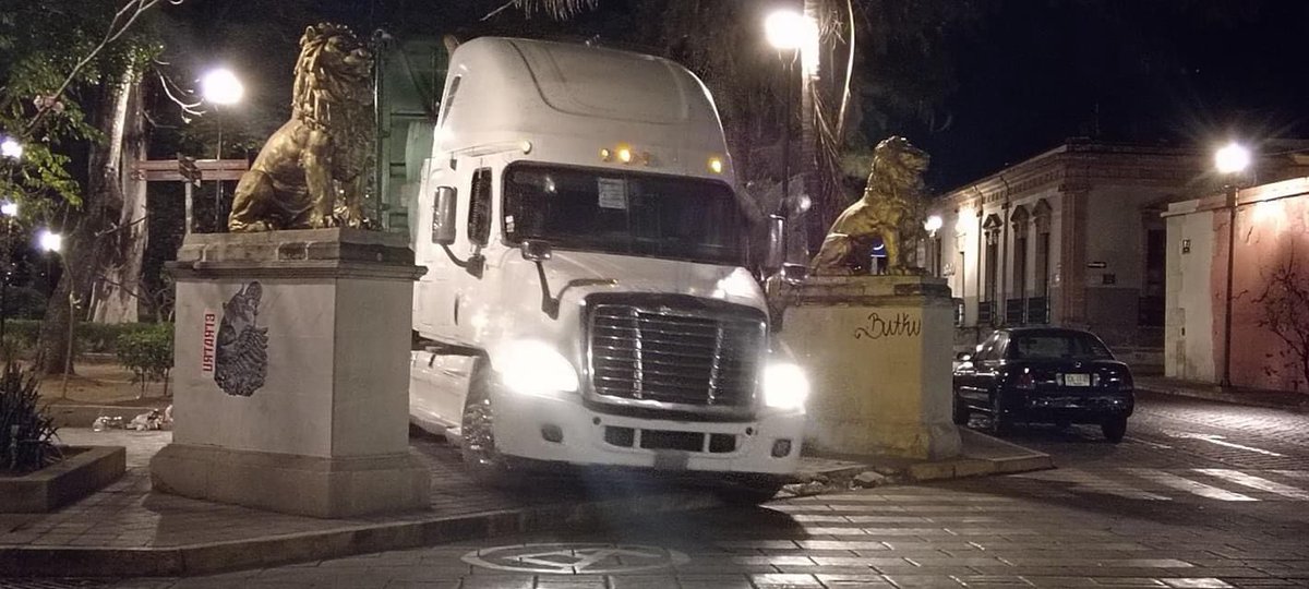 ZonaRoja_Oaxaca's tweet photo. Reportan fuertes daños causados al parque “El Llano” de la ciudad de #Oaxaca, tras el retiro de la estructura por que sirvió para el festival navideño.  
Vehículos pesados ingresaron al espacio y rompieron la cantera en varios puntos; además, desapareció un poste de luminaria. https://t.co/jdhpB4aK8q
