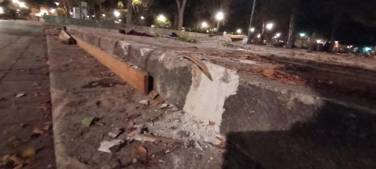 ZonaRoja_Oaxaca's tweet photo. Reportan fuertes daños causados al parque “El Llano” de la ciudad de #Oaxaca, tras el retiro de la estructura por que sirvió para el festival navideño.  
Vehículos pesados ingresaron al espacio y rompieron la cantera en varios puntos; además, desapareció un poste de luminaria. https://t.co/jdhpB4aK8q